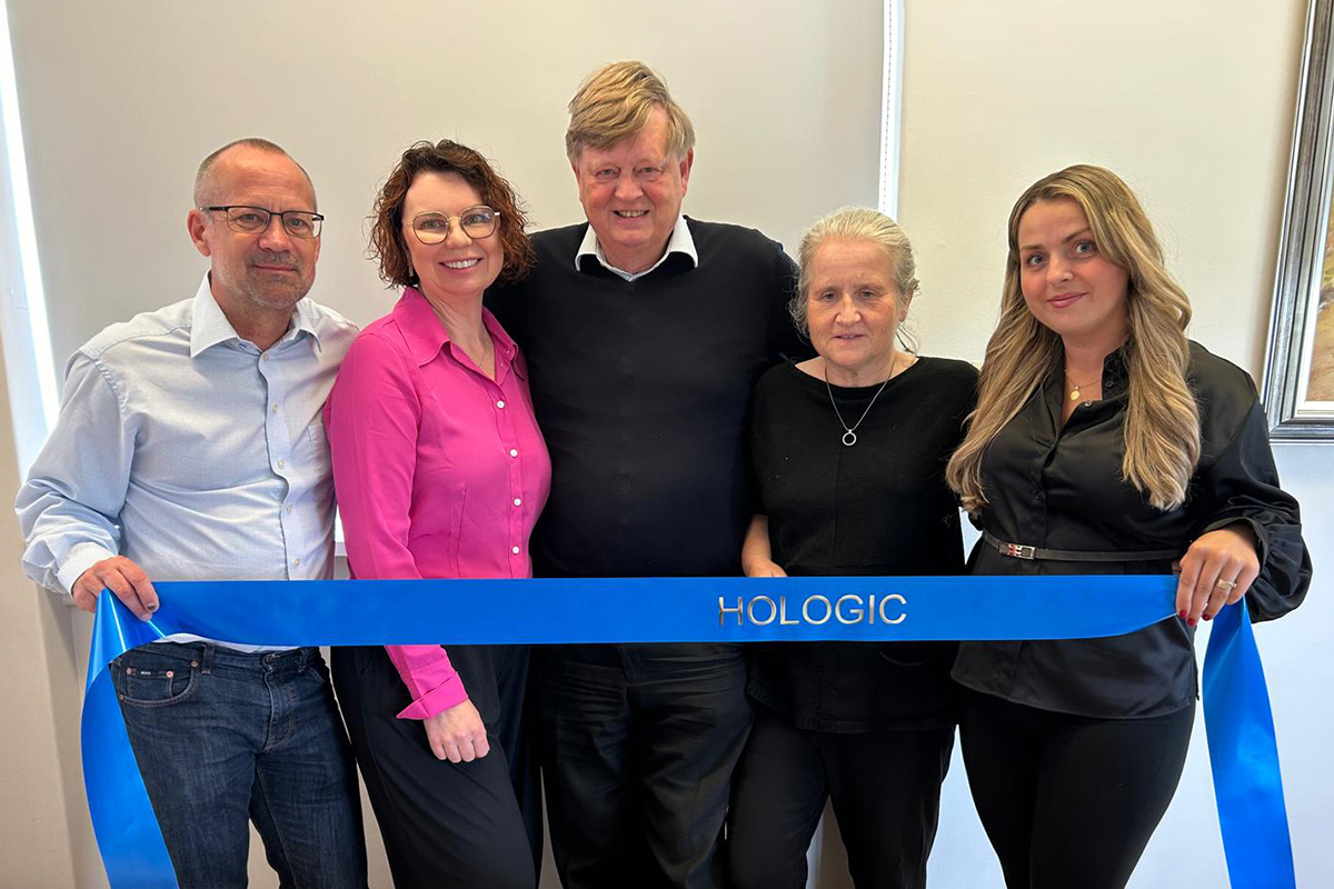 Colleagues at Landspítali Háskólasjúkrahús and Hologic team members celebrate the milestone.